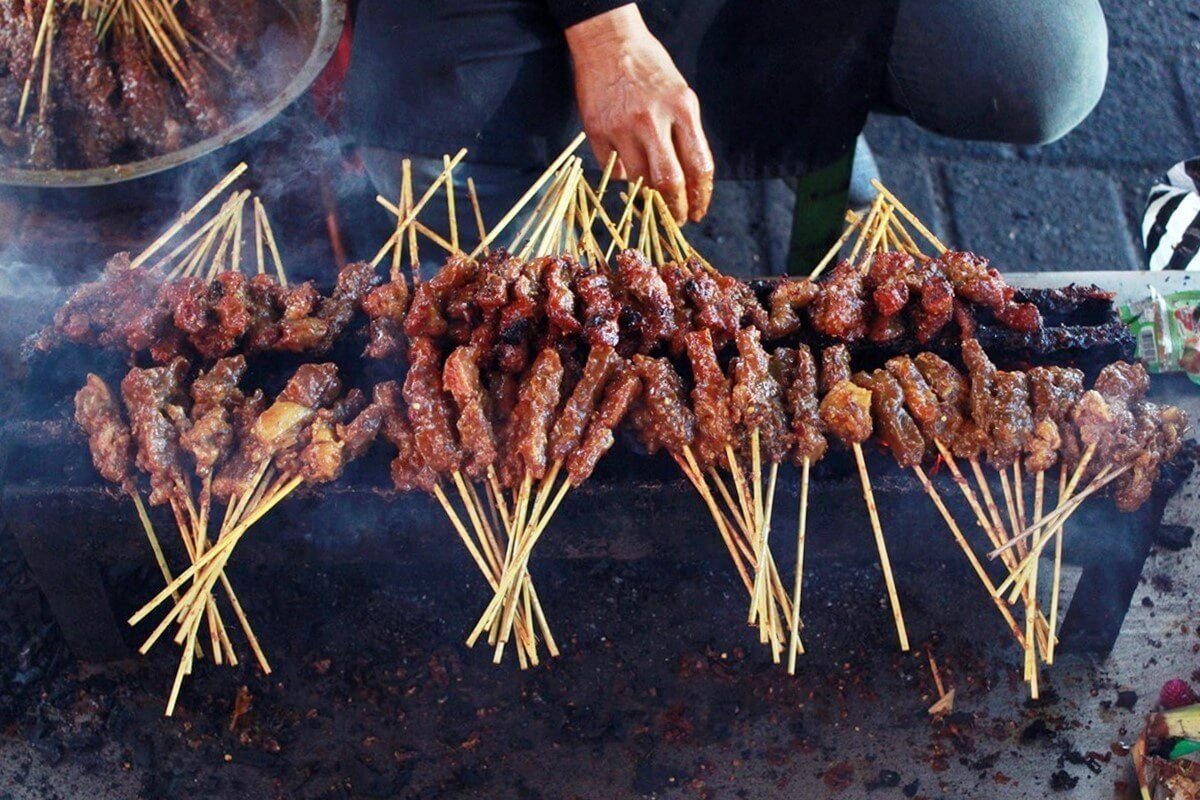 Kuliner Sate Babi Bawah Pohon di Bali